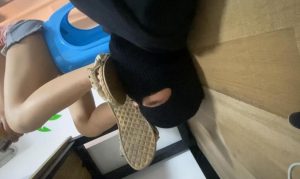同学桌下的脚垫 拖鞋 踩脸 光脚 舔鞋底 -97LZTD-82203