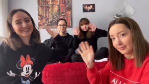 女女-女生玩游戏输了闻女同学的臭脚2-终于闻到了高冷妹子的原味脚！ -O-200819-8