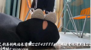 新疆妹子 练舞后的歇息 踩脸 脚垫 ----YC-201204-7