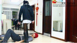 萝莉侑主制服劫逼迫其舔鞋践踏-97LZTD-82766