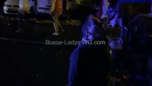 DS-女小丑Harley牵奴到大街上给路人下跪踢裆，还吃Harley的臭丝袜-97LZTD-83217