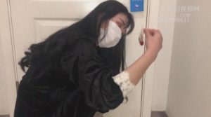 小红马丁靴高跟鞋踩金鱼（多语言）