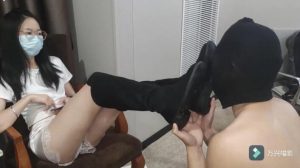 鱼爹长靴玩手机无视桌底废物舔鞋