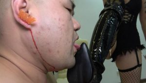 【冷柔】穿刺耳朵，大皮长靴踩踏耳朵