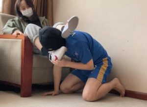 【足下生辉】素人女生强制舔脚、腿绞，把M变成专属玩物-97LZTD-834090