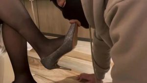 佳萌女神黑丝调教贱奴赏赐贱奴舔酸奶