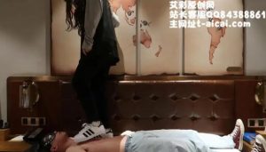 【子怡】贝壳头把毯子踩破皮-97LZTD-8341968