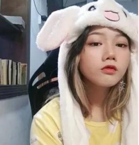 【00后蕬小乃】现实记录，黑丝恋足脚喂食