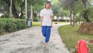 依依校服双机位踩蚕蛹
