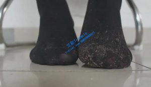 哚儿用臭袜子把贱奴活活熏死，放在脚底踹烂你的狗脸-97LZTD-8342052