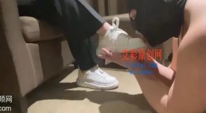 【佳萌女神】佳萌女神小白鞋调教恋足贱奴