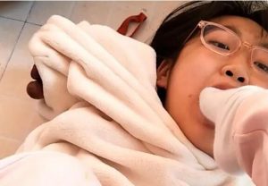 【00后校园原创】妹妹命舔脚并用力深喉