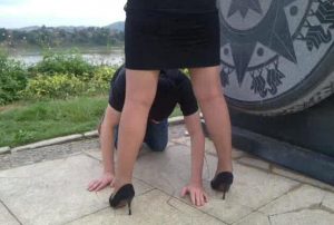 《无水印珍藏版吧》国产女主野外调教狗奴-97LZTD-83421484