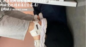 桌底 白凉鞋 帆布鞋踩脸 翘二郎腿 清理舔鞋底-97LZTD-8342406