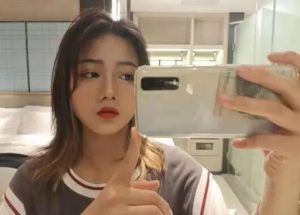 【00后蕬小乃】扑克肉丝脚深喉，第一视角