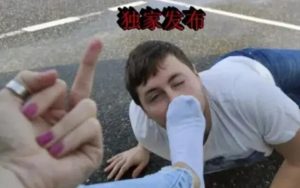 174部优衣库公共场合踩踏闻舔脚！素人UP主Clara个人站视频+照片搬站合集 O-210528