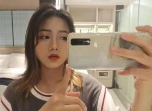 【00后蕬小乃】洗脚后舔裸足
