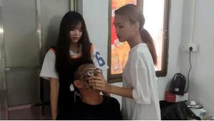 婷婷大人和新人梦姐姐踩脸闻脚夹鼻子