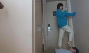 重逢女神—高个美女穿裸色皮鞋的践踏和人工智能保洁