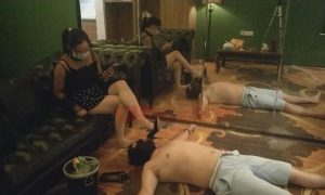 「被虐熊原创」素人女主悠悠酒店落地镜旁脚虐被虐熊