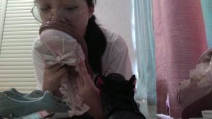 【00后校园原创】小贱狗在家犯贱女主远程调教舔鞋小贱狗舔的津津有味-97LZTD-834412
