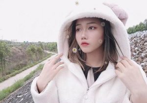 【00后蕬小乃】超臭超咸的肉丝脚让女M舔