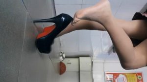 新8G真实女老师上课挑鞋玩鞋凉脚合集