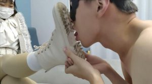 【猫猫大人】马丁靴全体重踩踏毯子，舔靴底