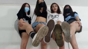 江门4位女神小姐姐小白鞋匡威马丁靴踩床pov