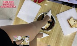 ｛蓝色｝脸上高跟鞋踩踏食物第二部-97LZTD-83505897
