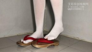 Alice黑丝与白丝木屐中踩金鱼