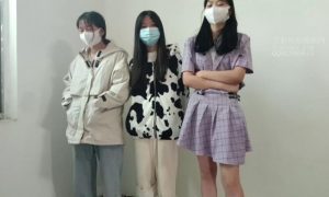 三姐妹踩大甲鱼