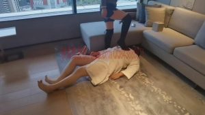 「被虐熊原创」素人女主悠悠长靴脚虐被虐熊