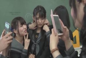 沦为太妹们痰盂玩具的美女同学