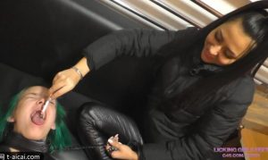 LGF女女-用我的鞋底和烟灰染黑你的狗舌头！Mia女王残酷羞辱绿毛母狗Zoe！