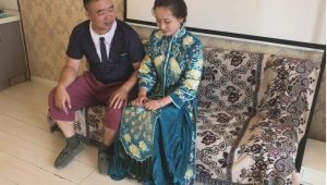 新婚之夜新郎沦为美新娘的脚垫