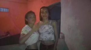 两女孩锻炼男孩的抗压能力