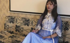 美女美裙美鞋踩脖子