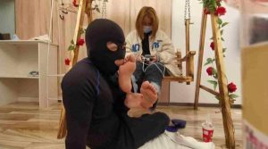 素人学生妹，舔脚踩脸