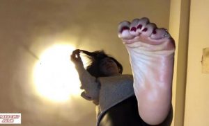 【女巨人NG】死于女巨人洗脚，女巨人光腳加熱牛奶、嚐小人