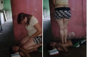 女主裸足跪踩少年
