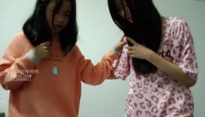 姐妹俩踩俩大甲鱼