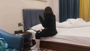 玩弄昏迷学生妹小脚丫上
