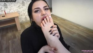 LGF女女-母女主原味臭脚羞辱太妹母狗！Valeria女神再次带着亲妈虐母狗