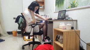 168cm黑丝AJ中山少女姿默玩LOL，无意识把狗头狗裆当脚垫