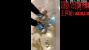 00后新人大长腿1米7。帆布鞋踩食物。踩成泥浆