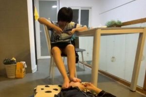 初中调皮妹妹蹂躏哥哥（初中生妹妹跳踩哥哥 蹦跳 跺脚 光脚踩脸打游戏）