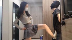 小鱼女神白袜小白鞋踢裆