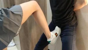 小鱼女神白袜小白鞋踢裆