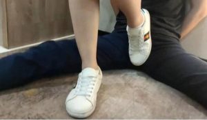 小鱼女神白袜小白鞋踢裆